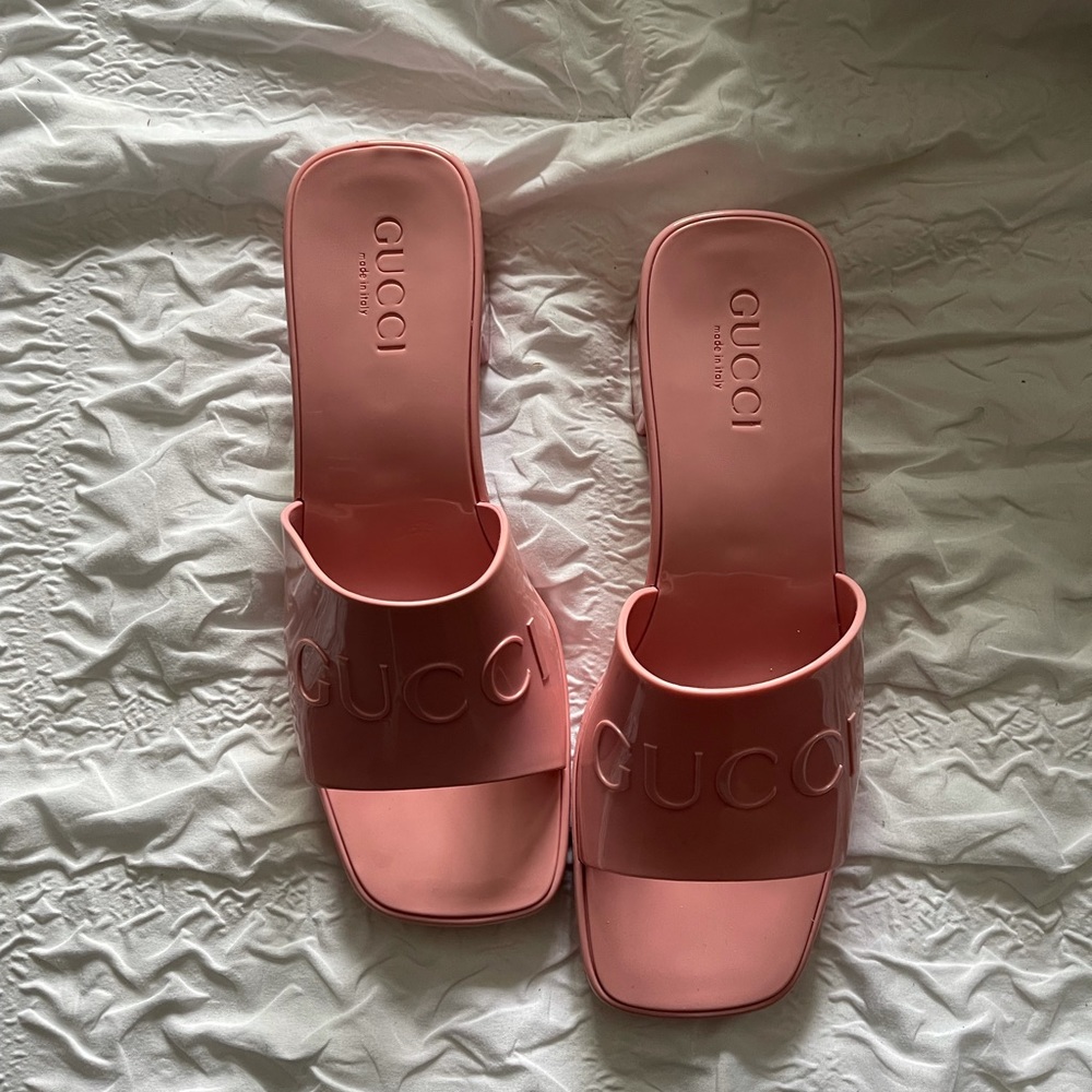 Gucci women’s rubber slide sandal